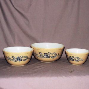 Set of 3 vintage PYREX Homestead nesting mixing bowls